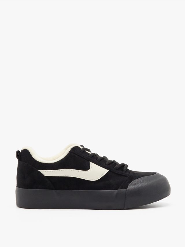 SWOLLEN SNEAKERS