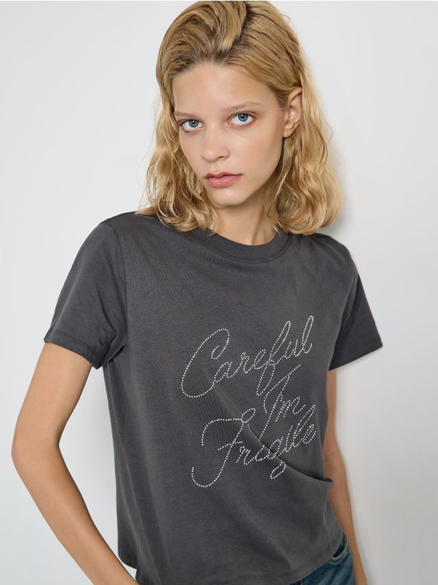 CROPPED TEE WITH STRASS PRINT