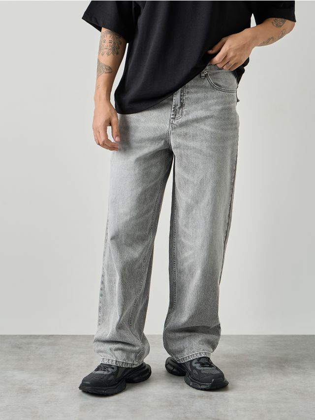 LOOSE BAGGY JEANS WITH FLAP ON THE BACK
