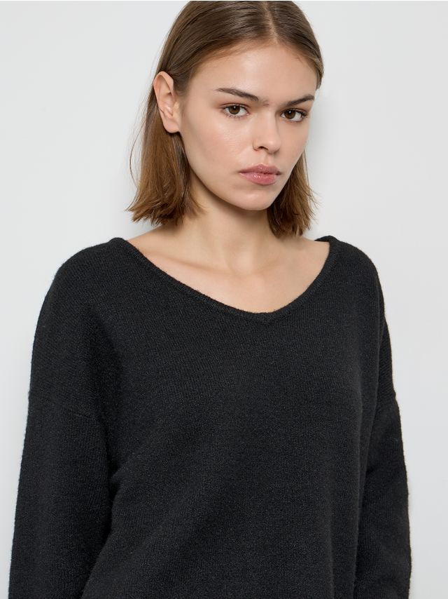 OVERSIZED V-NECK SWEATER