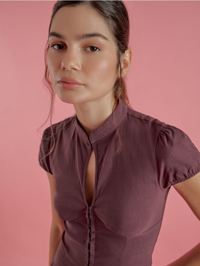 SHORT SLEEVE SHIRT WITH HOOK-AND-EYE CLOSURE