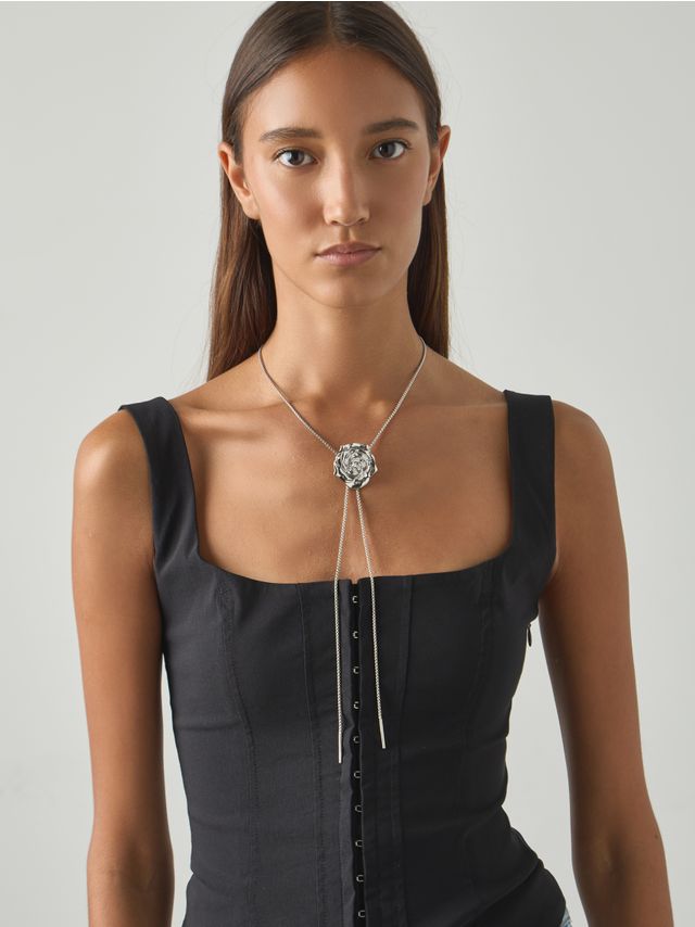 ROSE PENDANT DETAIL NECKLACE