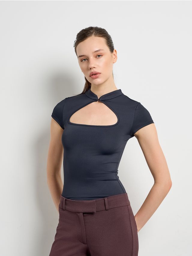 FITTED SHORT SLEEVE TOP WITH CUTOUT