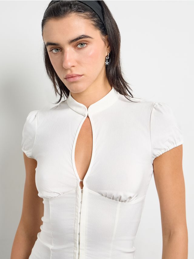 SHORT SLEEVE SHIRT WITH HOOK-AND-EYE CLOSURE